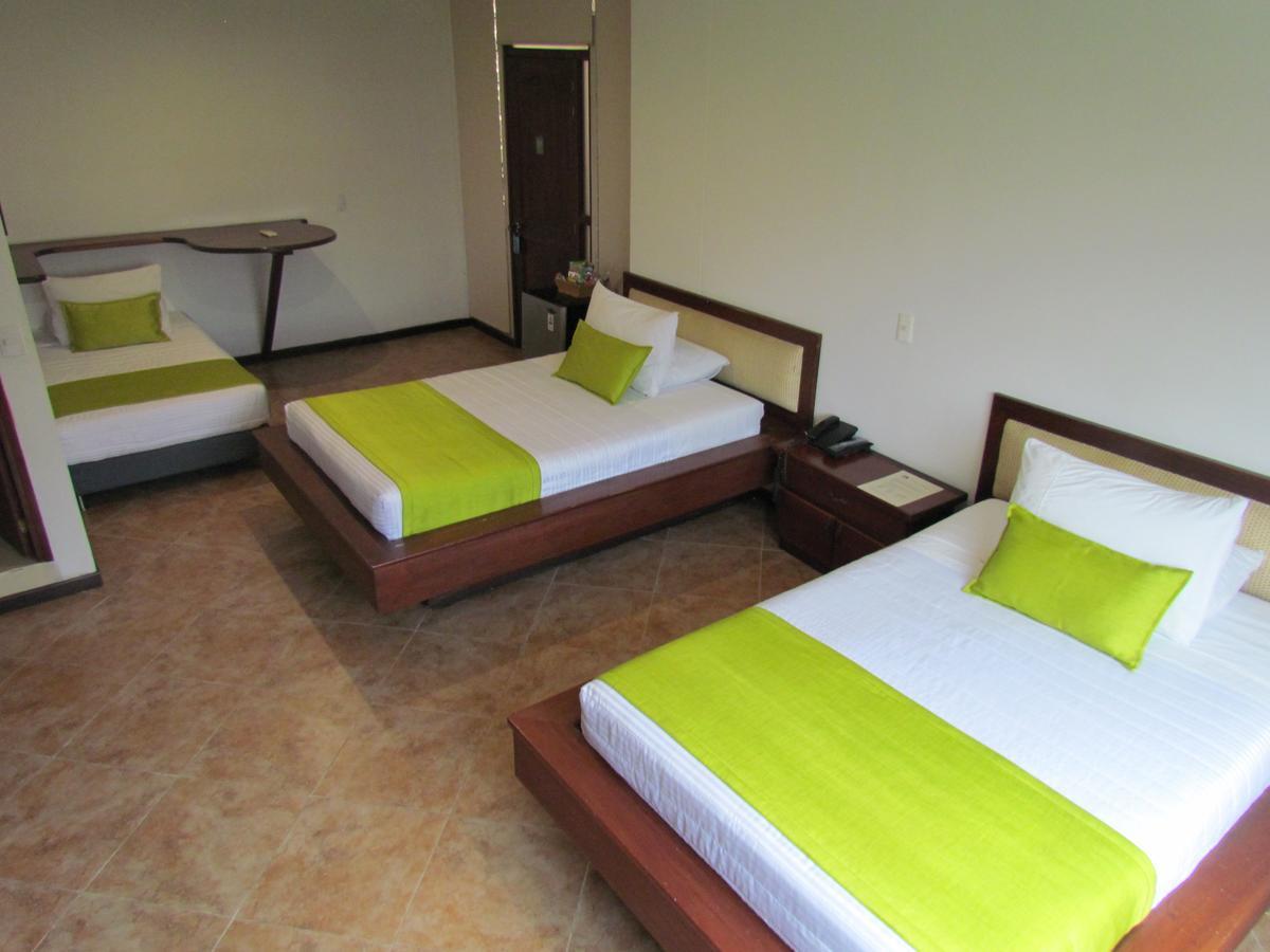 Hotel Plaza Mayor מדיין מראה חיצוני תמונה